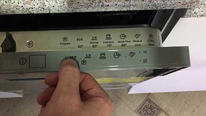 Посудомоечная машина Electrolux подает звуковой сигнал