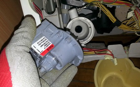 Стиральная машина Electrolux гудит при сливе воды